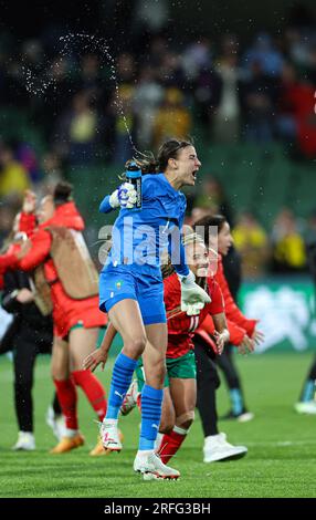 Perth, Australien. 3. Aug. 2023. Der marokkanische Torhüter Khadija Er-Rmichi (Front) feiert nach dem Spiel der Gruppe H zwischen Marokko und Kolumbien bei der FIFA Frauen-Weltmeisterschaft 2023 in Perth, Australien, am 3. August 2023. Kredit: Bai Xuefei/Xinhua/Alamy Live News Stockfoto