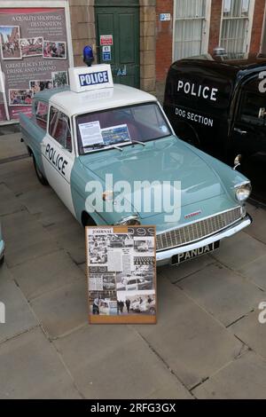 Derby Police Cars - historisch und modern - Ford Anglia 105E Police Panda Car. Stockfoto