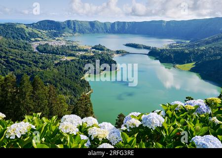 Malerischer Blick auf Sete Cidades auf den Azoren, Sao Miguel. Vulkanische Krater und atemberaubende Seen an sonnigen Tagen. Ponta Delgada, Portugal. Naturwunder, la Stockfoto