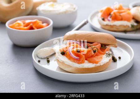 Einfacher Bagel mit Lachs und Frischkäse mit frischem Dill und Kapern zum Frühstück Stockfoto