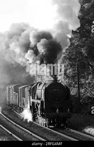 '92212' läuft als '92178' mit gemischten Waren in der Kinchley Lane. Stockfoto