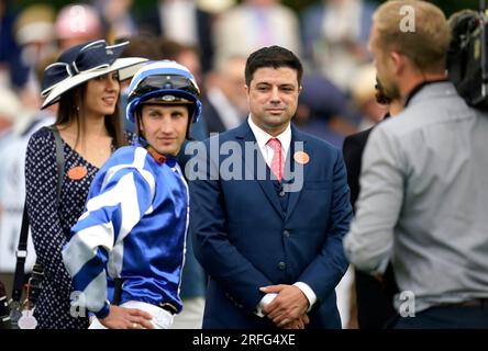 Aurelien Lemaitre und Christopher Head vor den Stakes von Qatar Nassau am dritten Tag des Qatar Goodwood Festivals auf der Rennbahn Goodwood. Foto: Donnerstag, 3. August 2023. Stockfoto