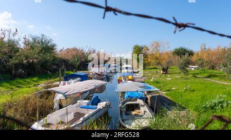 Kleine Fischerboote in einem Kanal in Fethiye, Türkiye. Stockfoto