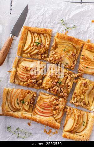 Blätterteig Apfelgalette mit Pekannüssen und Karamellsirup, Dessertidee für den Herbst Stockfoto