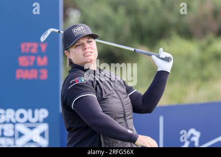 Irvine, Großbritannien. 03. Aug. 2023. An einem Tag 1 des Women's Scottish Open Golfturniers begann ein internationales Feld mit 145 Teilnehmern auf dem Dundonald Links Golf Course in der Nähe von Irvine, Ayrshire Scotland, Großbritannien. Der Wettkampf, über 4 Tage, ist für eine Geldbörse von $2.000.000 und der Schnitt nach der zweiten Runde ist für die Top 65 und Unentschieden. Lydia Hall aus Wales, Abschlag am 4. Loch. Kredit: Findlay/Alamy Live News Stockfoto