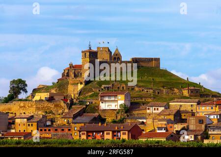 Kirche Santa Maria la Mayor, erbaut zu Beginn des 16. Jahrhunderts, umgeben von einer Mauer im Bereich der Burg San Vicente, La Rioja, Navar Stockfoto