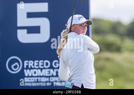 Irvine, Großbritannien. 03. Aug. 2023. An einem Tag 1 des Women's Scottish Open Golfturniers begann ein internationales Feld mit 145 Teilnehmern auf dem Dundonald Links Golf Course in der Nähe von Irvine, Ayrshire Scotland, Großbritannien. Der Wettkampf, über 4 Tage, ist für eine Geldbörse von $2.000.000 und der Schnitt nach der zweiten Runde ist für die Top 65 und Unentschieden. Maddie Szerryk aus Kanada schlägt an der 5. ab. Kredit: Findlay/Alamy Live News Stockfoto