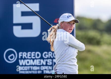 Irvine, Großbritannien. 03. Aug. 2023. An einem Tag 1 des Women's Scottish Open Golfturniers begann ein internationales Feld mit 145 Teilnehmern auf dem Dundonald Links Golf Course in der Nähe von Irvine, Ayrshire Scotland, Großbritannien. Der Wettkampf, über 4 Tage, ist für eine Geldbörse von $2.000.000 und der Schnitt nach der zweiten Runde ist für die Top 65 und Unentschieden. Maddie Szeryk aus Kanada schlägt an der 5. ab. Kredit: Findlay/Alamy Live News Stockfoto