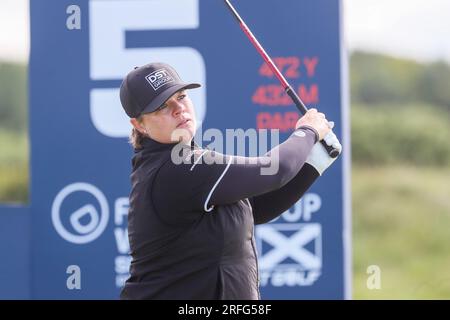 Irvine, Großbritannien. 03. Aug. 2023. An einem Tag 1 des Women's Scottish Open Golfturniers begann ein internationales Feld mit 145 Teilnehmern auf dem Dundonald Links Golf Course in der Nähe von Irvine, Ayrshire Scotland, Großbritannien. Der Wettkampf, über 4 Tage, ist für eine Geldbörse von $2.000.000 und der Schnitt nach der zweiten Runde ist für die Top 65 und Unentschieden. Lidia Hall aus Wales, Abschlag an der 5. Kredit: Findlay/Alamy Live News Stockfoto