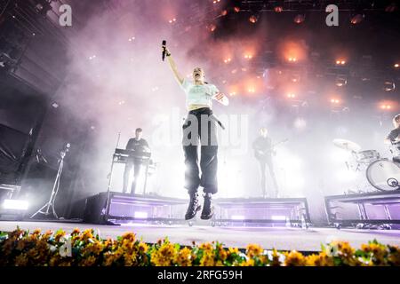 Skanderborg, Dänemark. 02. Aug. 2023. Der dänische Sänger und Songwriter MØ führt während des dänischen Musikfestivals SmukFest 2023 in Skanderborg ein Live-Konzert auf. (Foto: Gonzales Photo/Alamy Live News Stockfoto