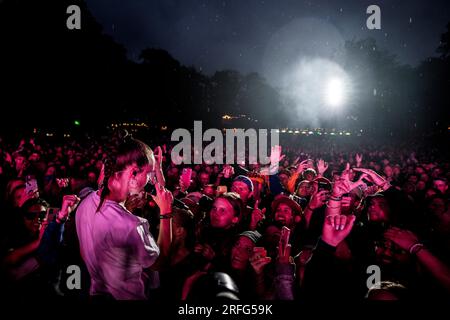 Skanderborg, Dänemark. 02. Aug. 2023. Der dänische Sänger und Songwriter MØ führt während des dänischen Musikfestivals SmukFest 2023 in Skanderborg ein Live-Konzert auf. (Foto: Gonzales Photo/Alamy Live News Stockfoto