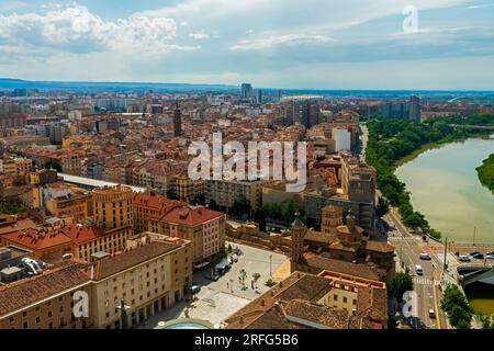 Erhöhte Aussicht auf die Plaza de Nuestra Señora del Pilar und die Altstadt von Saragoza, Aragon, Spanien. Stockfoto