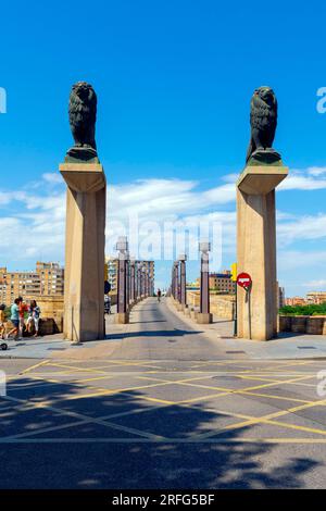 Vorderansicht der Löwenstatuen an der Steinbrücke über dem Ebro River in Saragoza. Aragon, Spanien. Stockfoto