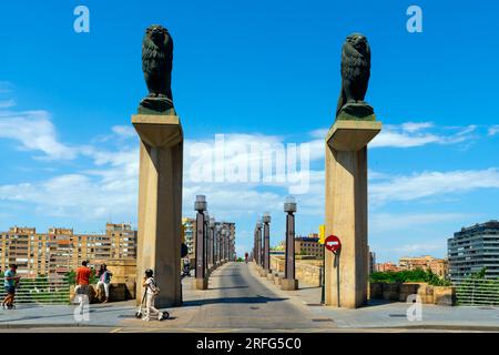 Vorderansicht der Löwenstatuen an der Steinbrücke über dem Ebro River in Saragoza. Aragon, Spanien. Stockfoto