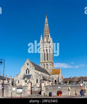 Langrune-Sur-Mer, Frankreich - 07 18 2023: Blick auf die Fassade des St. Martins Kirche von der Straße Stockfoto