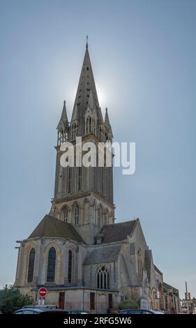 Langrune-Sur-Mer, Frankreich - 07 18 2023: Blick auf die Fassade des St. Martins Kirche von der Straße Stockfoto