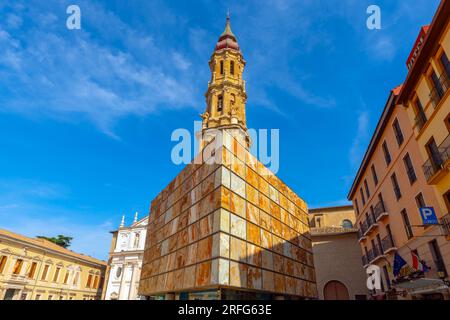 Museo del Foro de Caesaraugusta und der Turm der Kathedrale des Erlösers (Catedral del Salvador) oder La Seo de Zaragoza ist eine römisch-katholische Kathedrale i. Stockfoto