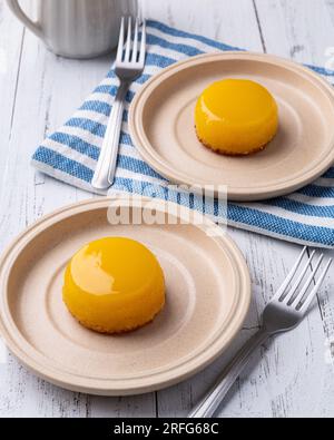 Traditionelles brasilianisches Ei- und Kokosnuss-Dessert. Stockfoto