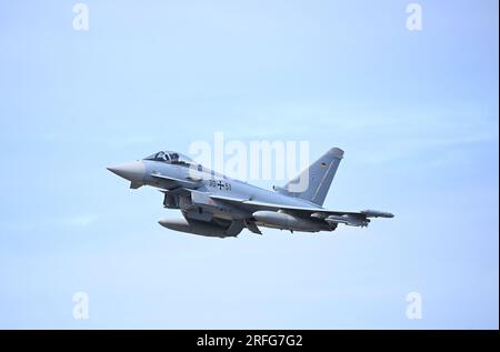 Keflavik, Island. 03. Aug. 2023. Ein Eurofighter fliegt während der Rapid Viking 2023-Übung über Island. Zum ersten Mal seit über 10 Jahren trainiert die deutsche Luftwaffe wieder mit Kampfflugzeugen auf Island. Der ferne Norden gewinnt geopolitisch immer mehr an Bedeutung. Kredit: Britta Pedersen/dpa/Alamy Live News Stockfoto