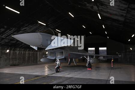 Keflavik, Island. 03. Aug. 2023. Ein Eurofighter steht während der Rapid Viking 2023-Übung über Island in einem Aufhänger. Zum ersten Mal seit über 10 Jahren trainiert die deutsche Luftwaffe wieder mit Kampfflugzeugen auf Island. Der ferne Norden gewinnt zunehmend an geopolitischer Bedeutung. Kredit: Britta Pedersen/dpa/Alamy Live News Stockfoto