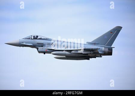 Keflavik, Island. 03. Aug. 2023. Ein Eurofighter fliegt während der Rapid Viking 2023-Übung über Island. Zum ersten Mal seit über 10 Jahren trainiert die deutsche Luftwaffe wieder mit Kampfflugzeugen auf Island. Der ferne Norden gewinnt geopolitisch immer mehr an Bedeutung. Kredit: Britta Pedersen/dpa/Alamy Live News Stockfoto