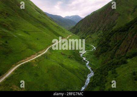 Kazbegi-Region, Georgia, malerische Berglandschaft mit Chauhi River und Kaukasus Gebirgskette, Juta-Tal Stockfoto