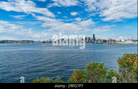 Blick auf die Skyline von Seattle über die Elliott Bay im Bundesstaat Washington. Stockfoto