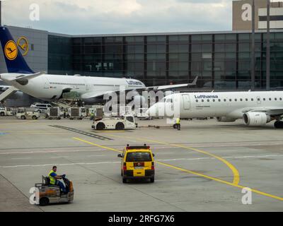 Frankfurt, Deutschland - 7. Juni 2023 - eine Lufthansa A330-343 und ein Embraer 190 LR der Lufthansa City Line vor dem Lufthansa Gate bei Frankfurt Stockfoto