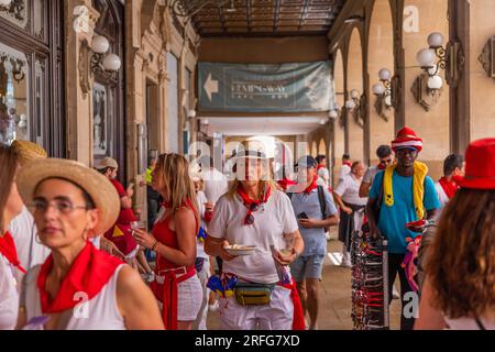 Pamplona, Spanien: 09. Juli 2023: Das San Fermin Festival wird in traditioneller weißer und roter kleidung mit roter Krawatte gefeiert, Pamplona, Navarra, Spanien. Stockfoto