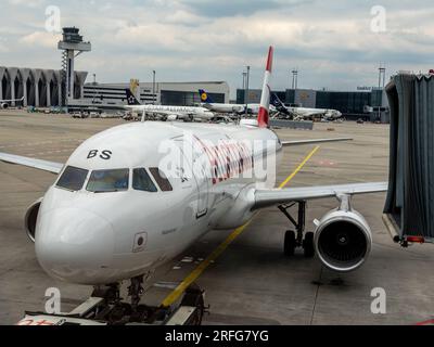 Frankfurt, Deutschland - 7. Juni 2023 - frontview bei einem Airbus A320-200 der österreichischen Fluggesellschaft am Frankfurter Flughafen Stockfoto