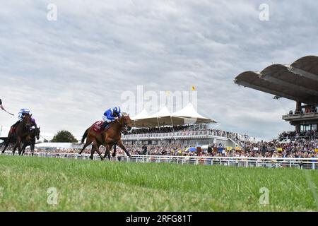 Goodwood, Großbritannien. 3. August 2023. Al Husn, geritten von Jim Crowley (ganz rechts), gewinnt die 15,35 Qatar Nassau Stakes auf der Goodwood Racecourse, Großbritannien. Kredit: Paul Blake/Alamy Live News. Stockfoto