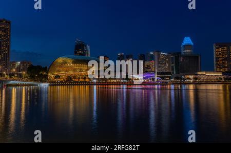 Singapur: 04. Juni 2023 - Esplanade-Brücke und Esplanade-Theater an der Bucht. Singapur Stockfoto