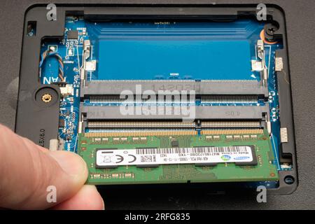 Einsetzen eines typischen RAM-Speichermoduls in einen Speichersockel eines Laptops. Das Modul wird in den Sockel eingesetzt. Es ist keine Kraft erforderlich. (2 von 4) Stockfoto