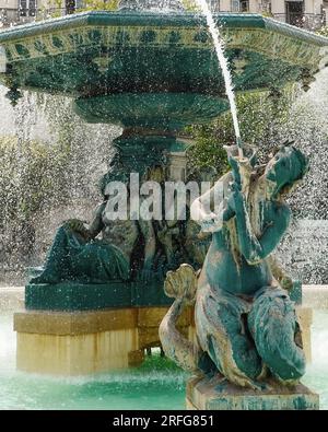 Brunnen auf dem Rossio-Platz in der Innenstadt von Lissabon. Sommer in Portugals Hauptstadt. Stockfoto