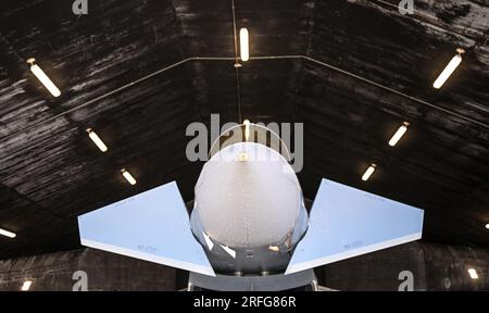 Keflavik, Island. 03. Aug. 2023. Ein Eurofighter steht während der Rapid Viking 2023-Übung über Island in einem Aufhänger. Zum ersten Mal seit über 10 Jahren trainiert die deutsche Luftwaffe wieder mit Kampfflugzeugen auf Island. Der ferne Norden gewinnt zunehmend an geopolitischer Bedeutung. Kredit: Britta Pedersen/dpa/Alamy Live News Stockfoto