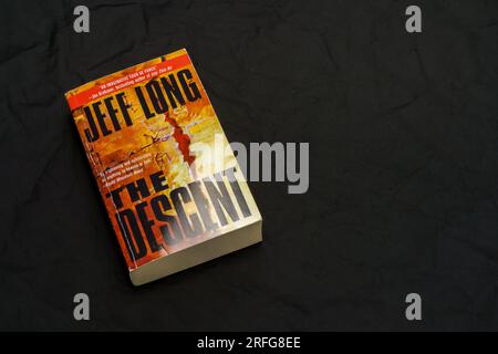 Der Abstieg von Jeff Long, auf dunkler Oberfläche. Lahti, Finnland. 18. Mai 2023. Stockfoto