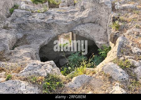 Das zerbrochene Gewölbe eines alten Hauses, das in den Felsen in der Burg Palazzolo Acreide, Sizilien, Italien, gehauen wurde Stockfoto