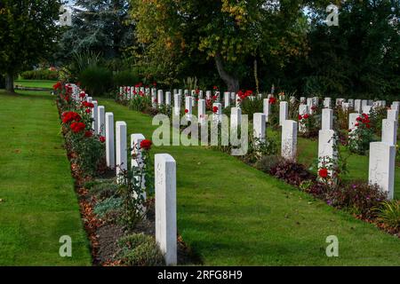 Kriegsgräber auf dem Harrogate (Stonefall) Friedhof. Das ist eine Grabstätte der Commonwealth war Graves Commission. Die Grabsteine sind aus weißem portland. Stockfoto