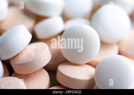 Eine Nahaufnahme der weißen und rosafarbenen Medikamente. Stockfoto