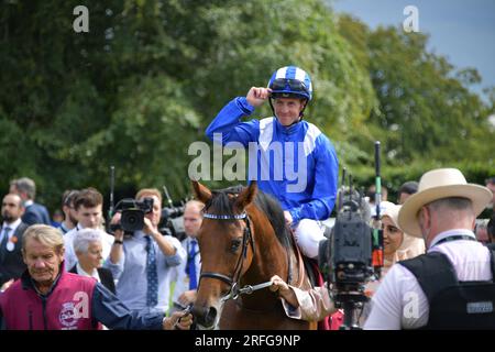 Goodwood, Großbritannien. 3. August 2023. Jim Crowley begrüßt die Menge, nachdem er die 15,35 Qatar Nassau Stakes auf Al Husn auf der Goodwood Racecourse, Großbritannien, gewonnen hat. Kredit: Paul Blake/Alamy Live News. Stockfoto