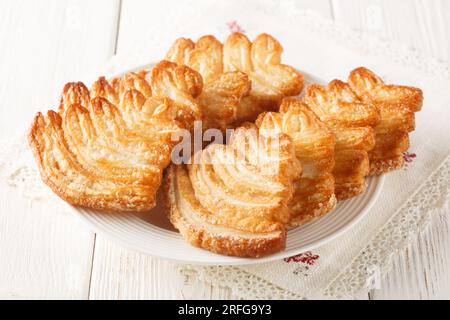 Hausgemachtes italienisches Gourmet-Gebäck Palminengebäck auf dem Teller auf dem Tisch. Horizontal Stockfoto