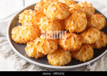 Nachtisch frische hausgemachte Kokosnusskekse auf dem Teller auf dem Tisch. Horizontal Stockfoto