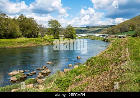 Blick auf den Fluss Wye in Richtung Bigsweir Bridge, während er den Fluss im Wye Valley überquert Stockfoto