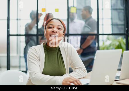 Junge afroamerikanische Geschäftsfrau, die Computer im Büro benutzt Stockfoto