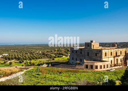 Die Kirche und das Studentenwohnheim San Francesco dii Paola in Ostuni aus der Vogelperspektive Stockfoto