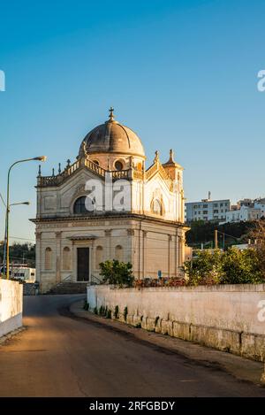 Das Heiligtum der Madonna della Grata, eine kleine Kirche in prominenter Lage außerhalb des historischen Zentrums von Ostuni Stockfoto