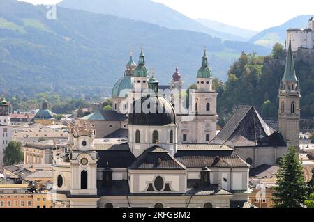 Salzburg, Salzburg, Österreich. 20. September 2014. Salzburger Dom mit Blick auf die Altstadt Stockfoto