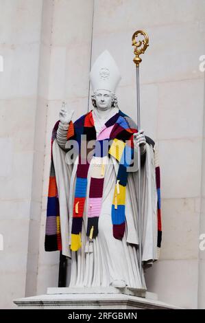 Salzburg, Salzburg, Österreich. 20. September 2014. St. Die Rupert-Statue trägt einen Wollmantel Stockfoto