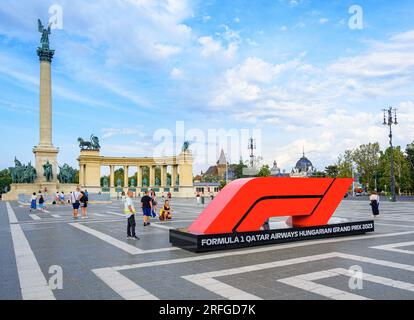 Ein Werbestand für Formel-1-Rennen auf dem Heldenplatz in Budapest, Ungarn. Stockfoto