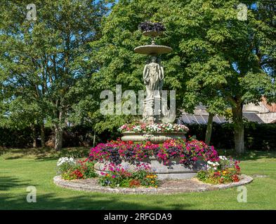 Langrune-Sur-Mer, Frankreich - 07 18 2023: Blick auf den Brunnen der drei Gräben im Park des Rathauses von Langrune-Sur-Mer Stockfoto